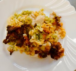 Oběd 07.04.2026 kuřecí maso s těstovinami a smetanou