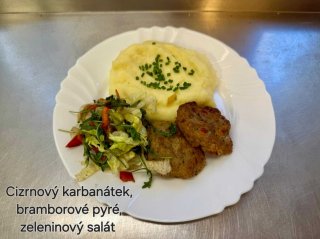 Cizrnový karbanátek, bramborové pyré, zeleninový salát