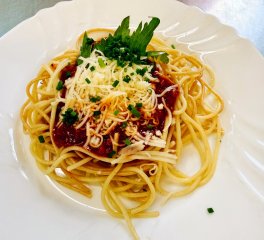 Oběd 04.03.2026 špagety s hrachovým ragú