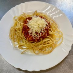 Oběd 19.01.2026 boloňské špagety se sýrem