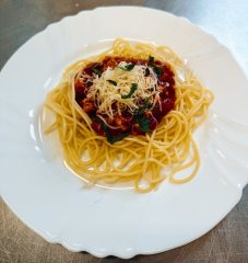 Oběd 13.10.2025 boloňské špagety se sýrem