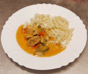 Oběd 24.10.2025 bratislavská vepřová plec s těstovinami a zeleninou