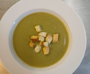 Oběd 18.02.2026 brokolicový krém s krutony