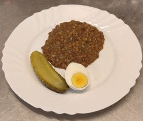 Oběd 22.10.2025 čočka s vajíčkem a okurkou