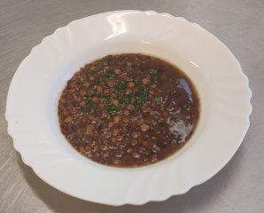 Oběd 13.11.2025 čočková polévka