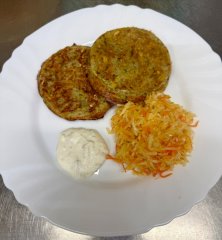 Oběd 19.12.2025 cuketové placky s dipem a zelným salátem