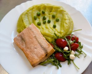 Oběd 28.04.2026 divoký losos s hráškovo-bramborovým pyré