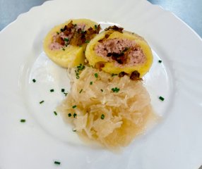 Oběd 14.04.2026 domácí plněné knedlíky se zelím