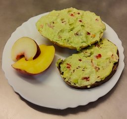 Dopolední svačinka 24.09.2025 avokádová pomazánka a ovoce