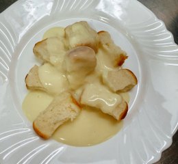 Oběd 15.12.2025 dukátové domácí buchtičky s pudingovým krémem