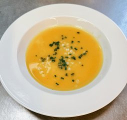 Oběd 09.02.2026 dýňová polévka