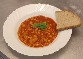 Oběd 10.04.2026 fazolový guláš s chlebem