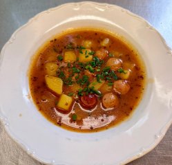 Oběd 04.11.2025 frankfurtská polévka