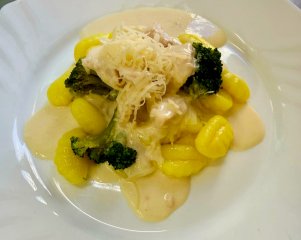 Oběd 06.10.2026 gnocchi s kuřecím masem, brokolicí a sýrem
