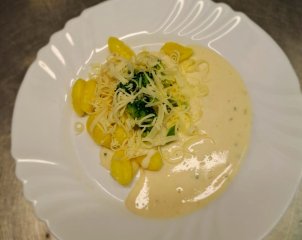 Oběd 13.02.2026 gnocchi s brokolicí a sýrovou omáčkou