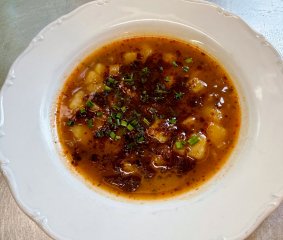 Oběd 15.10.2025 gulášová polévka