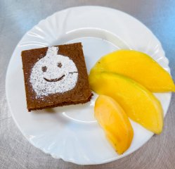 Svačinka 31.10.2025 perník a mix mango/kaki (tomel japonský)