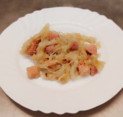 Oběd 06.10.2025 halušky s uzeným a se zelím