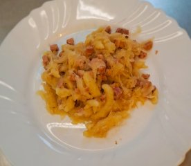 Oběd 02.02.2026 halušky s uzeným masem a zelím