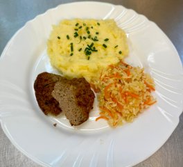 Oběd 04.11.2025 holandský karbanátek s br. kaší a zelným salátem