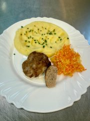 Oběd 10.02.2026 holandský karbanátek s bramborovou kaší a zelným salátem