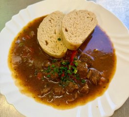 Oběd 29.04.2026 hovězí guláš s domácím celozrnným knedlíkem