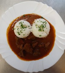 Oběd 09.01.2026 hovězí maďarský guláš s rýží