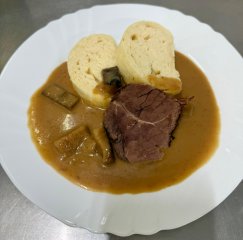 Oběd 22.01.2026 hovězí na houbách s domácím houskovým knedlíkem