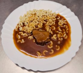 Oběd 04.02.2026 hovězí rajská omáčka s těstovinami