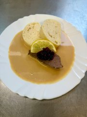 Oběd 31.03.2026 hovězí svíčková na smetaně s domácím knedlíkem