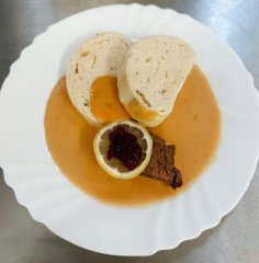 Oběd 05.11.2025 hovězí svíčková s knedlíkem