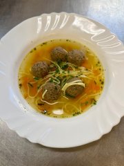 Oběd 19.01.2026 hovězí vývar s nudlemi a knedlíčky