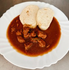 Oběd 12.03.2026 hovězí znojemská s domácím houskovým knedlíkem