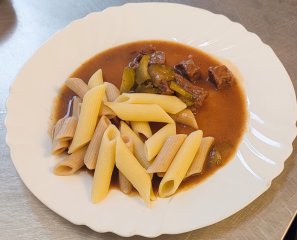 Oběd 29.01. hovězí znojemská s penne (mix celozrnné)