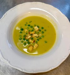 Oběd 19.12.2025 hráškový krém s krutony