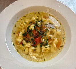 Oběd 13.04.2026 jarní polévka s noky