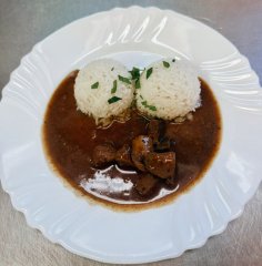 Oběd 17.10.2025 játra na cibulce s rýží