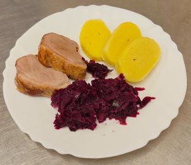 Oběd 11.11.2025 kachna s domácím br. knedlíkem a červené zelí