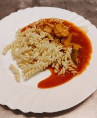 Oběd 10.10.2025 krůtí na paprice s těstovinami