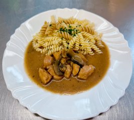 Oběd 23.09.2025 krůtí na žampionech s těstovinami