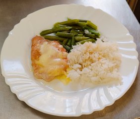 Oběd 10.03.2026 krůtí plátek se sýrem, fazolkami a rýží