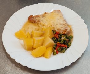 Oběd 23.10.2025 krůtí plátek se sýrem, zeleninou a brambory