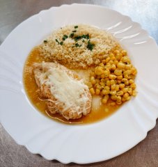 Oběd 06.11.2025 krůtí plátek se sýrem, kuskusem a kukuřicí