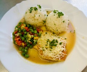 Oběd 05.03.2026 krůtí plátek se sýrem a zeleninou, rýže