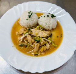 Oběd 12.02.2026 krůtí soté s rýží a bulgurem