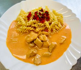 Oběd 16.03.2026 kuře na paprice s těstovinami