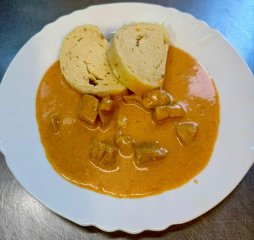 Oběd 11.02.2026 kuře na paprice s domácím houskovým knedlíkem