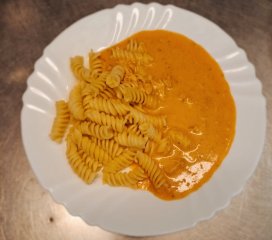 Oběd 14.01.2026 kuře na paprice s těstovinami