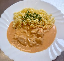 Oběd 16.04.2026 kuře na paprice s těstovinami