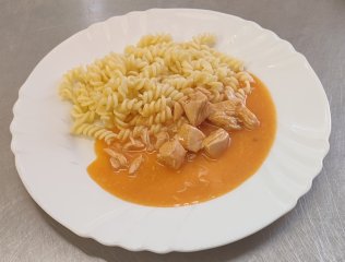 Oběd 13.11.2025 kuře na paprice s těstovinami